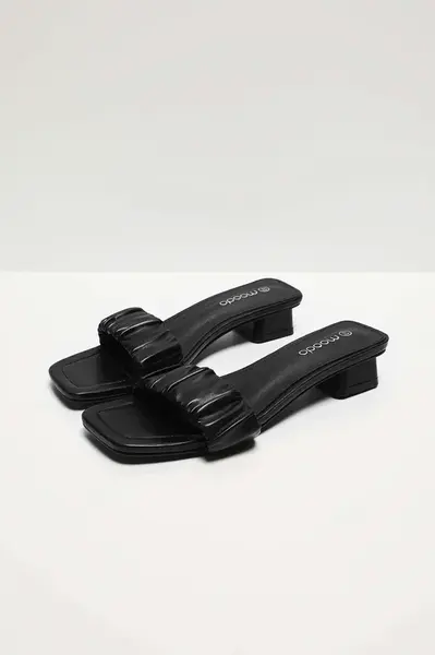 Dámské černé žabky s malým podpatkem