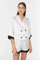 Trendyol krémově pruhované saténové tričko a krátké tkané pyžamové soupravy