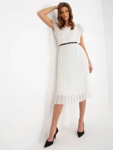 Ecru plisované šaty s krátkým rukávem
