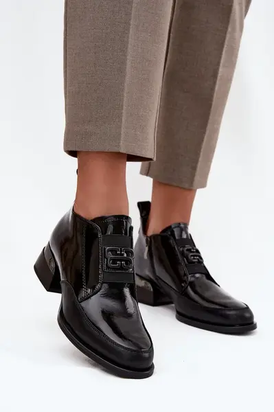 Lakované kožené dámské polobotky na nízkém podpatku s ozdobným detailem Vinceza