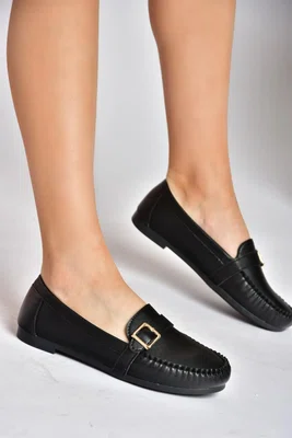 Černé dámské denní baleríny Fox Shoes s detaily přezky.