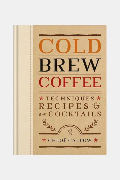 Kniha home & lifestyle Cold Brew Coffee by Chloe Callow, English béžová barva