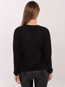 Černý svetr s dlouhými rukávy