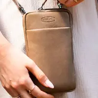 Dámska kožená kabelka na mobil a doklady Sparwell Denisa - taupe