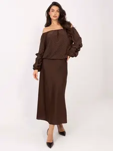 Hnědá vzorovaná halenka s odhalenými rameny