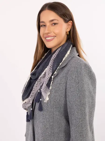 Tmavomodrý šál s ozdobnými strapcami