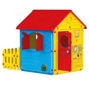 Zahradní domek s okenicemi a plotem