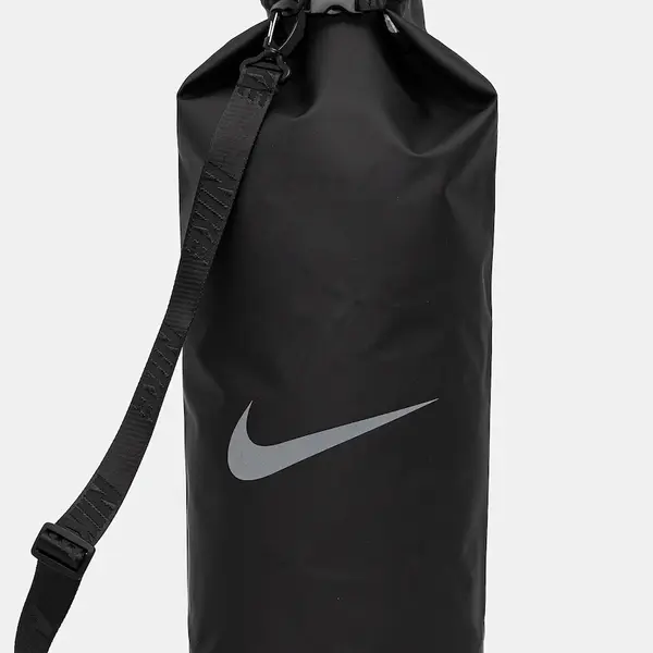 Voděodolný kryt Nike Dry Bag 20L černá barva, NESSF149