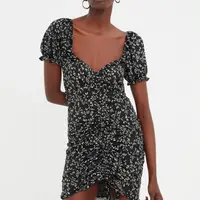 Trendyol Black s potlačou Sweetheart Neck plisované minišaty s krátkym rukávom
