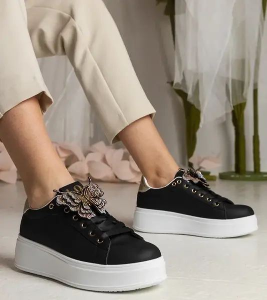 Gemre Black sneakers adorned with a butterfly with rhinestones Kariba