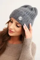 Kesi Dámská zimní čepice z nadýchané pleteniny a s elegantním knoflíkem tmavě šedá