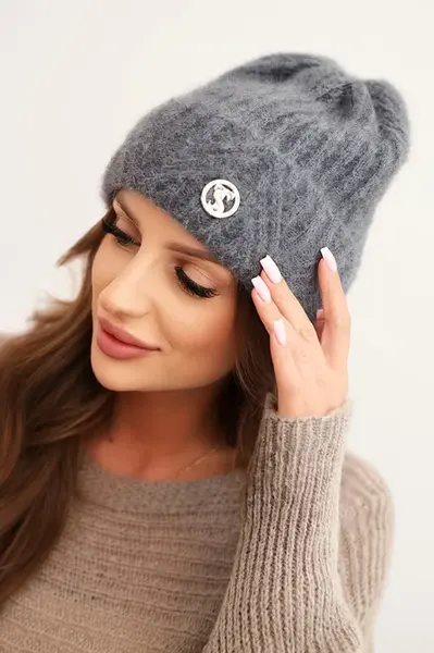 Kesi Dámská zimní čepice z nadýchané pleteniny a s elegantním knoflíkem tmavě šedá