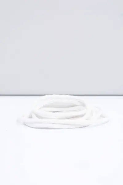 Bílé kulaté šňůrky Corbby