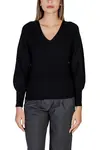 Černý svetr s výstřihem do V