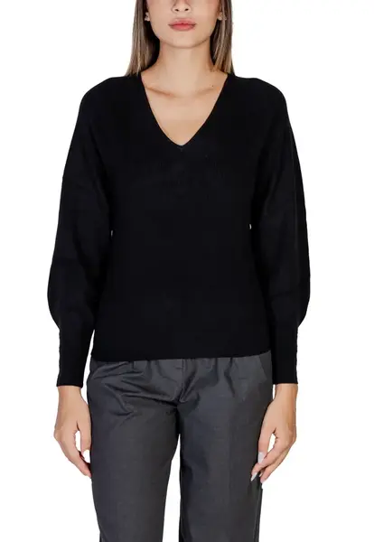 Černý svetr s výstřihem do V