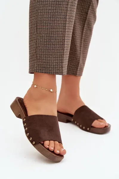 Dámske šľapky s ozdobnými zlatými cvokmi