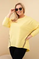 Plus size dámska blúzka s leopardím lemom