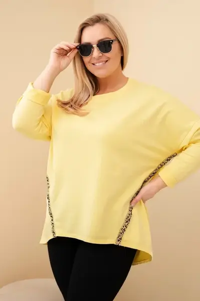 Plus size dámska blúzka s leopardím lemom