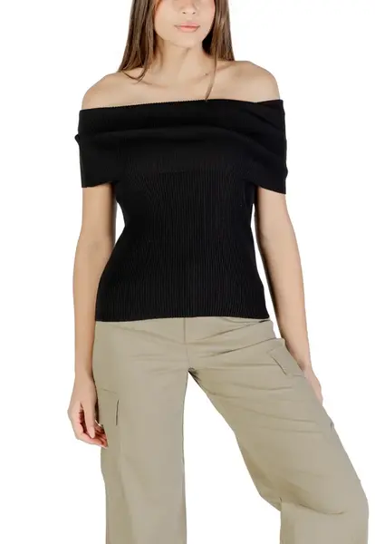 Černý top s lodičkovým výstřihem