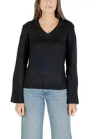 Černý svetr s výstřihem do V