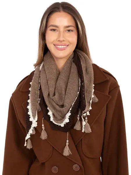 Hnědá šála s ozdobnými třásněmi