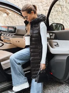 Dámska čierna prešívaná vesta s kapucňou