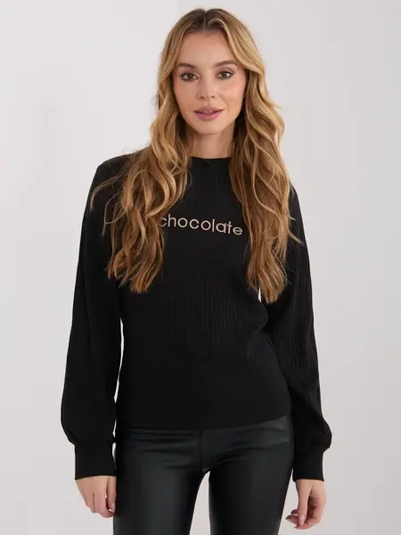 Čierny sveter s nápisom