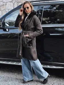 Dámský kabát s černým kožešinovým lemem