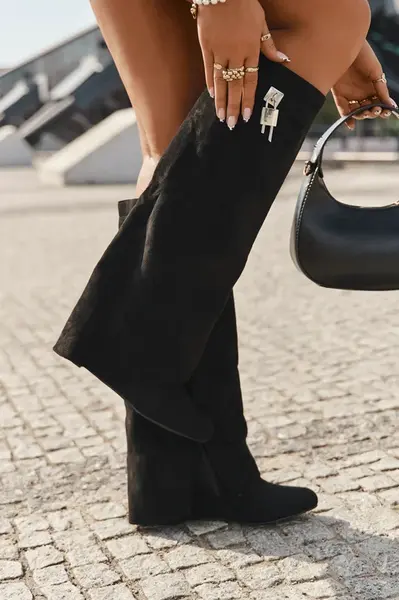 Boto Dámske čižmy na platforme s pásikom a strieborným detailom čierne Korivelle