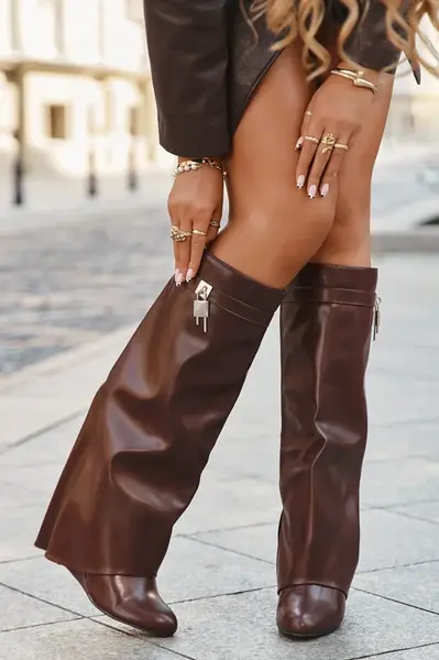 Boto Dámske čižmy na platforme s remienkom a strieborným detailom eko koža hnedé Korivelle