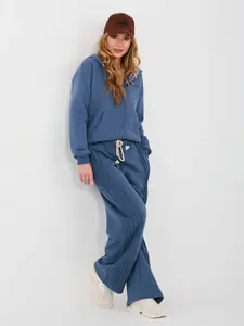 Tmavě modré tepláky s kapucí