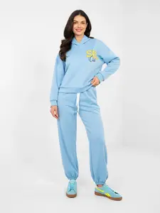 Pastelový modrý komplet s nápisem