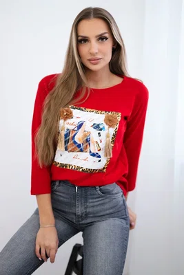Halenka s 3D grafikou a ozdobným pom pom červená
