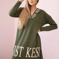 Šaty s kapucí a potiskem khaki