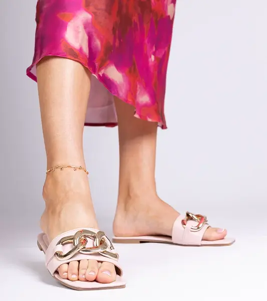 Gemre Pink women's flip-flops adorned with a chain Eladar