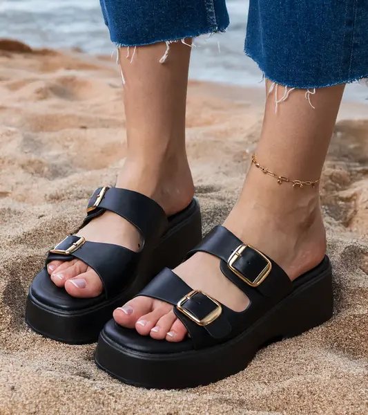 marka niezdefiniowana Black flip-flops with buckles on straps Wollis