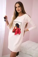 Šaty s grafikou a mašlí v puntíkované 3D pudrově růžové