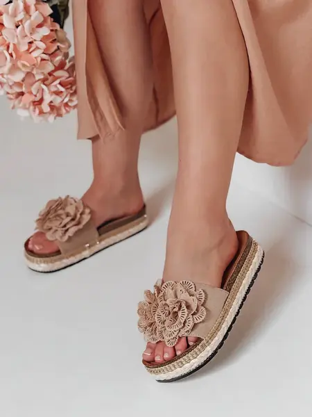 Dámské pantofle s květinovou aplikací KWIATARIS