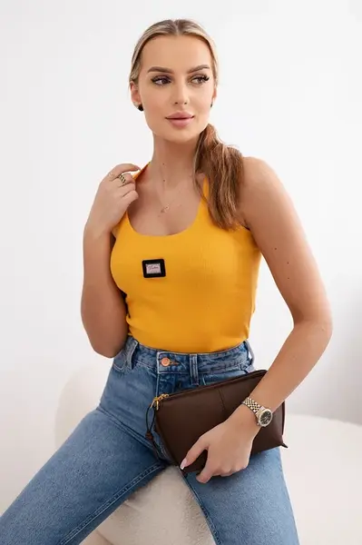 Pruhovaná halenka s kovovým plátem hořčice