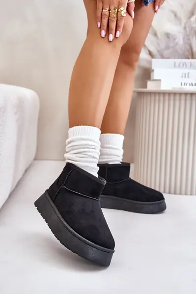 Low women's snow boots on a platform insulated with black fur Saldren