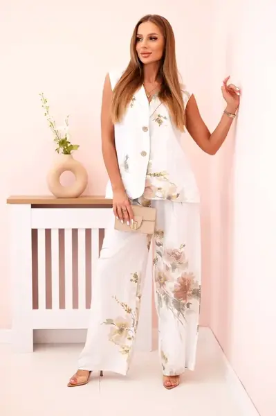 Kesi Włoski Dámsky komplet z viskózy, vestu a nohavice v kvetinách biely