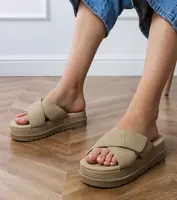 Gemre Hnedé šľapky s remienkami na platforme Juko