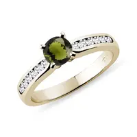 Masívny prsteň zo žltého zlata s vltavínom a diamantmi KLENOTA