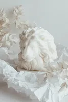 Dekorativní svíčka Temida Lion 515 g béžová barva