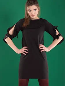 Šaty zdobené rozparkem černé