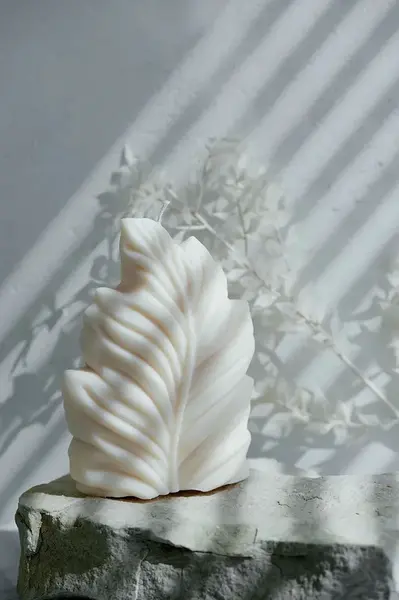 Dekorativní svíčka Temida Leaf 370 g béžová barva