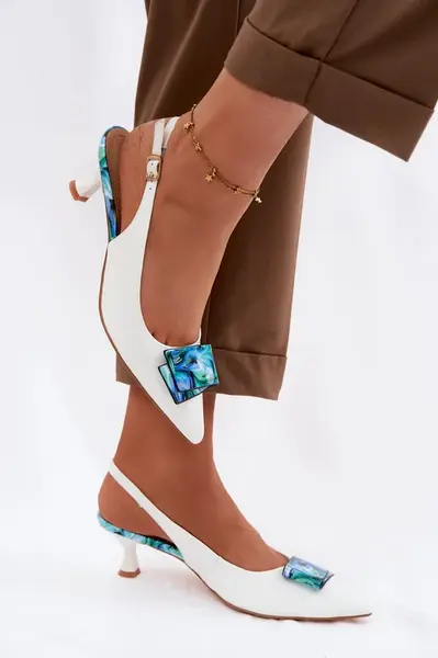 Dámské kožené sandály na podpatku s ozdobou