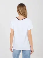 Biela blúzka s kontrastným výstrihom