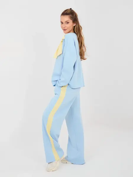 Světle modré tepláky bez zapínání