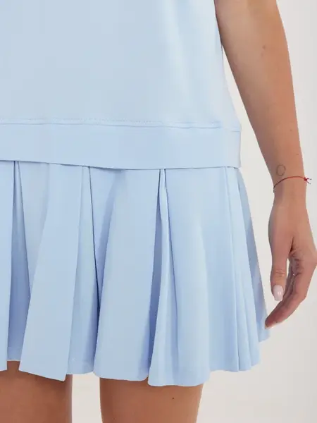 Světle modré šaty s rozšířeným spodkem